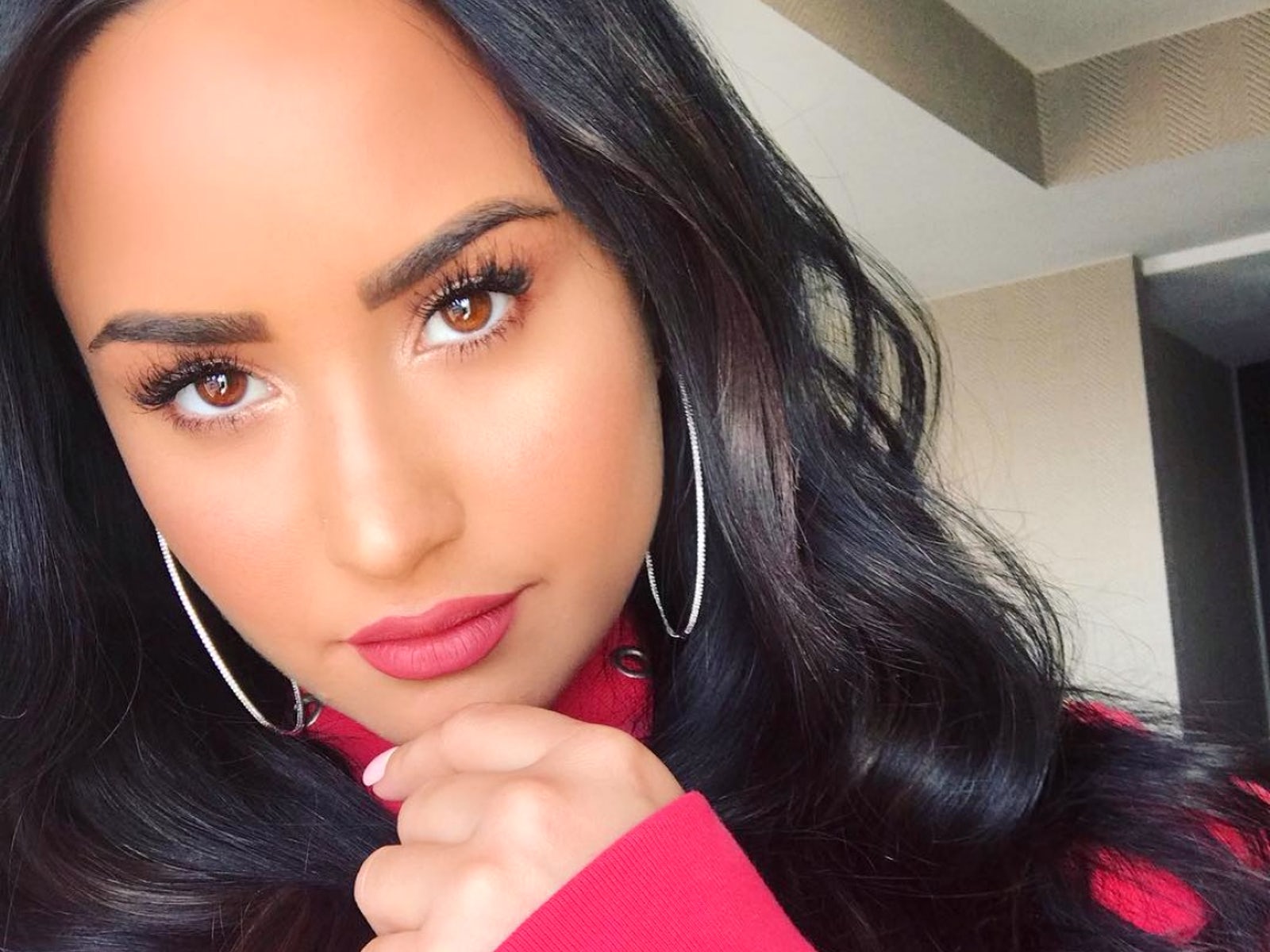 Demi Lovato shows off stretch marks, cellulite: 