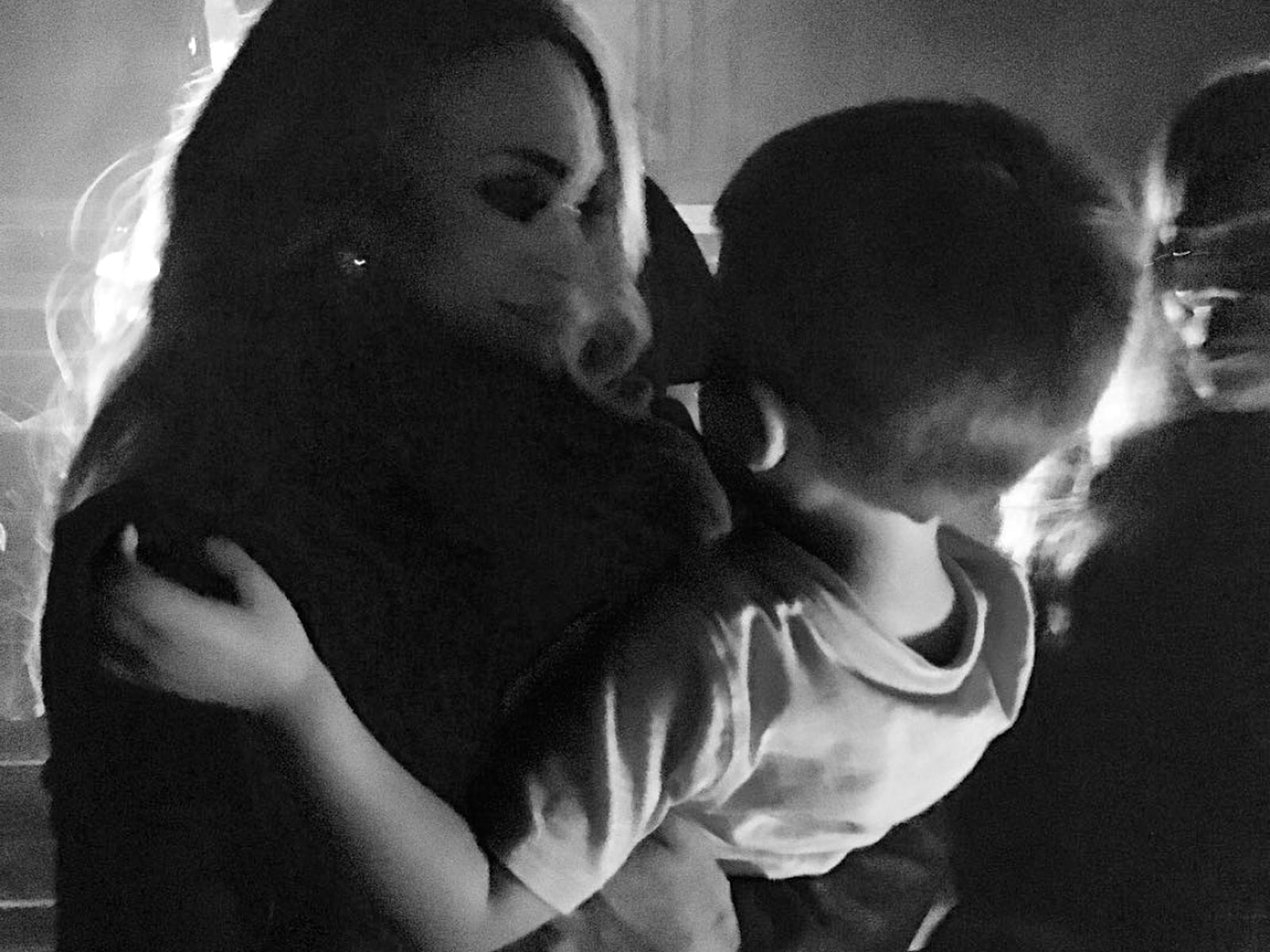 Carrie Underwood shares photo of 3yearold son Isaiah attending her(01)