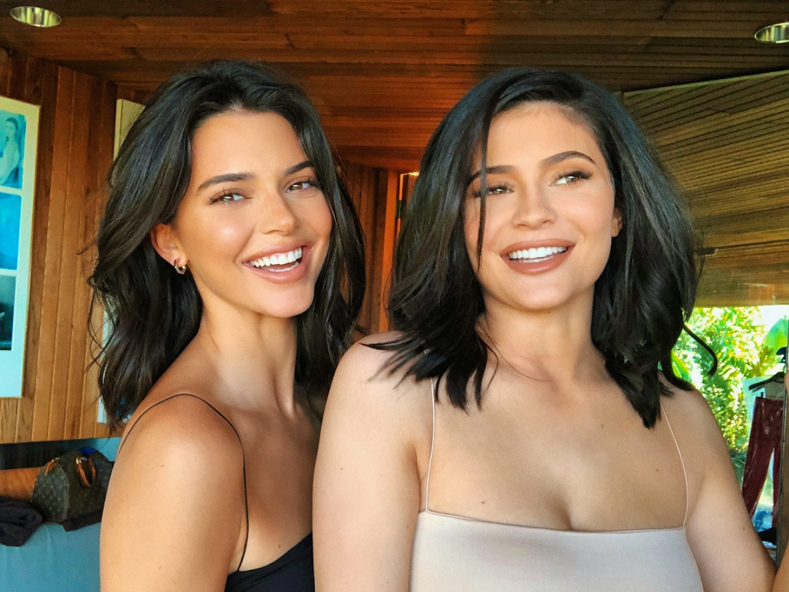 Kendall Jenner Posts Photos With Her Alien Sister Kylie Jenner Reality Tv World
