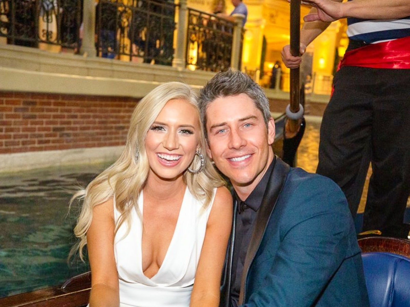 The Bachelor Couple Arie Luyendyk Jr And Lauren Burnham Get Married In Hawaii Reality Tv World