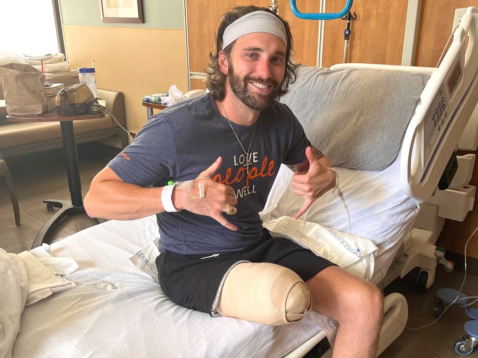 'The Bachelorette' alum Cam Ayala has leg amputated after lymphedema battle - Vimarsana News