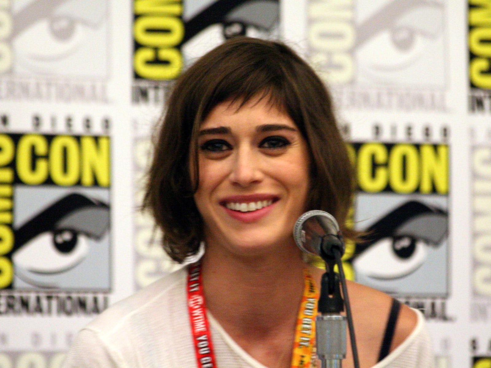 Castle Rock Star Lizzy Caplan Calls Annie Wilkes The Scariest Of Villains